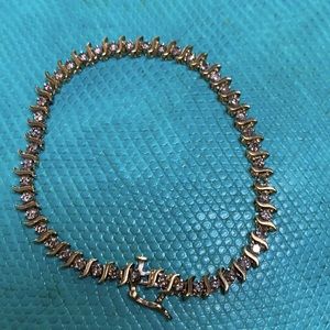 Beautiful Gold tennis bracelet with small diamonds, 7 inches